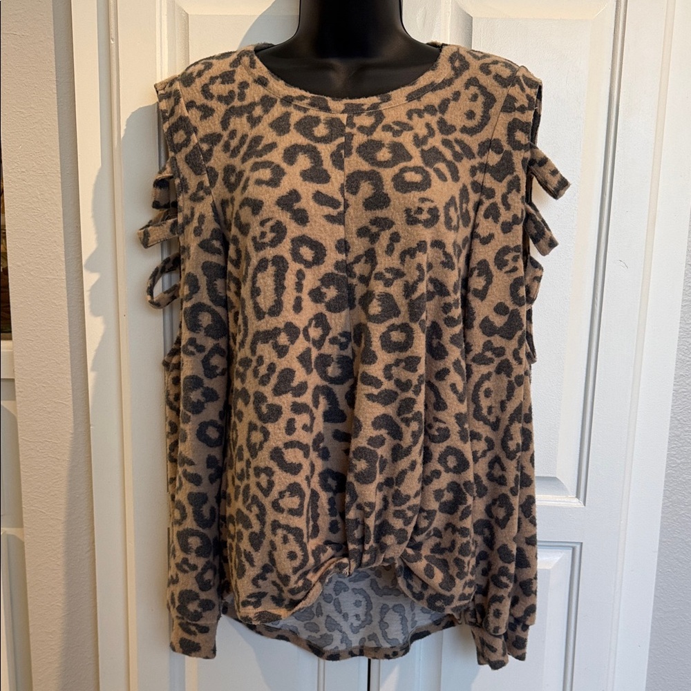 Leopard Print peep Sleeve sweater